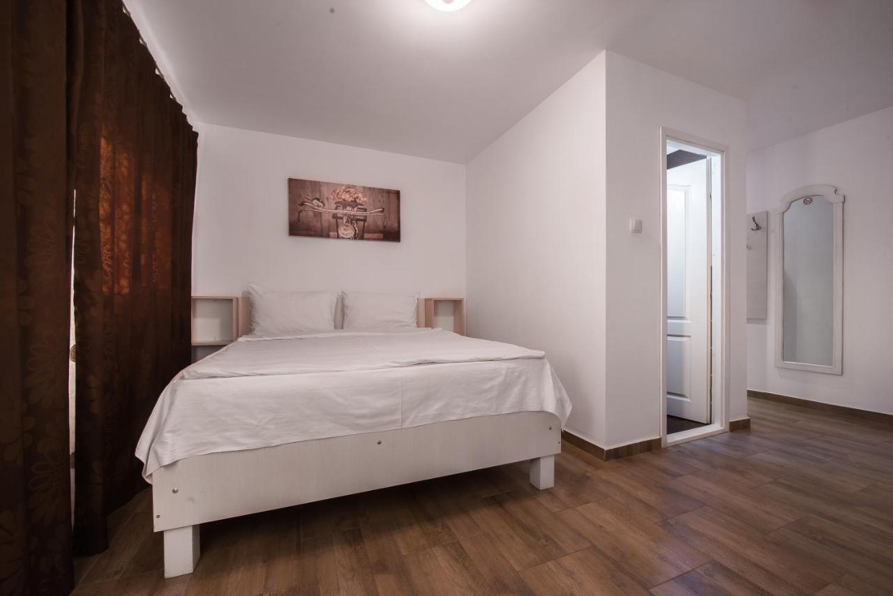 Douăzeci şi Trei August Casa 4 Odai酒店 外观 照片