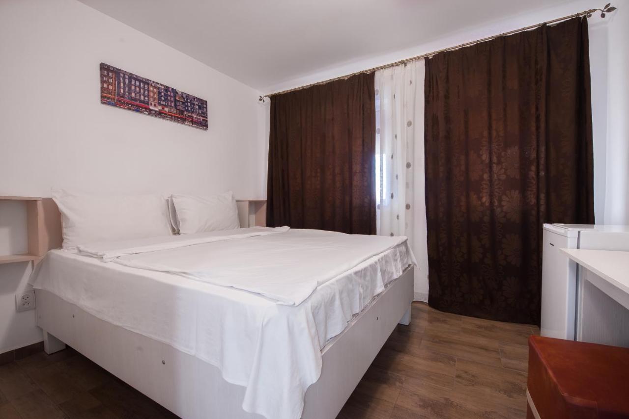 Douăzeci şi Trei August Casa 4 Odai酒店 外观 照片